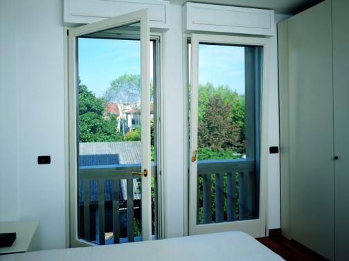 finestra porta legno bianca